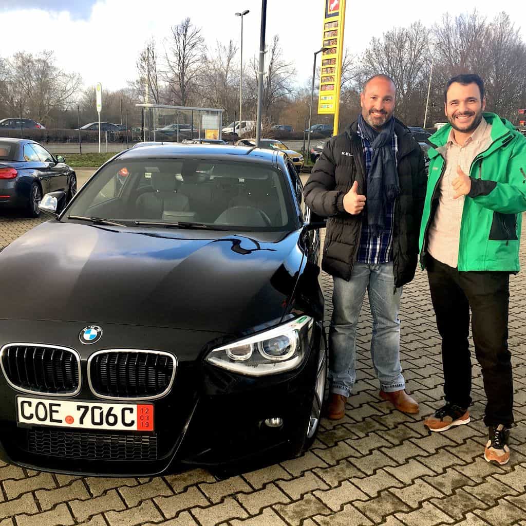 Juan Calderón, fundador de Venaporel, entregando un BMW importado de Alemania a un cliente