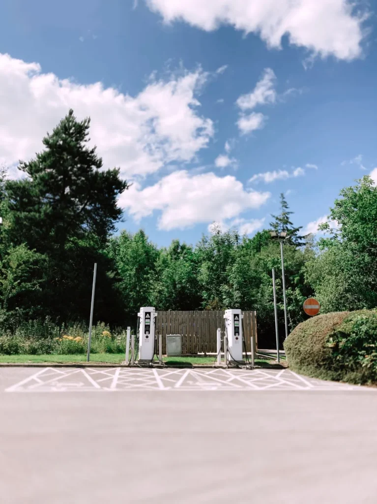 Coche eléctrico cargando en una estación de recarga