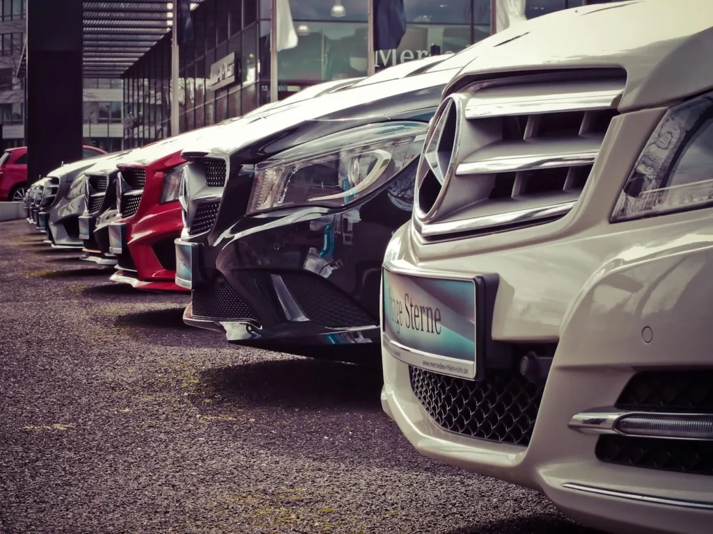 Coches Mercedes-Benz en fila, de los más buscados para importar de Alemania