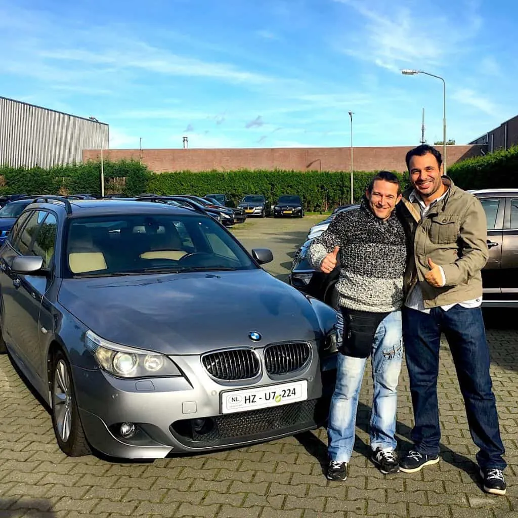 Cliente con su BMW 535d Touring importado de Alemania