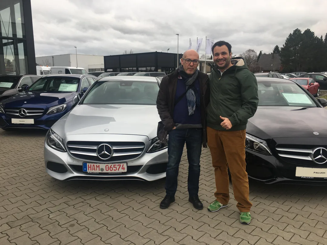 Cliente con su Mercedes Clase C importado de Alemania