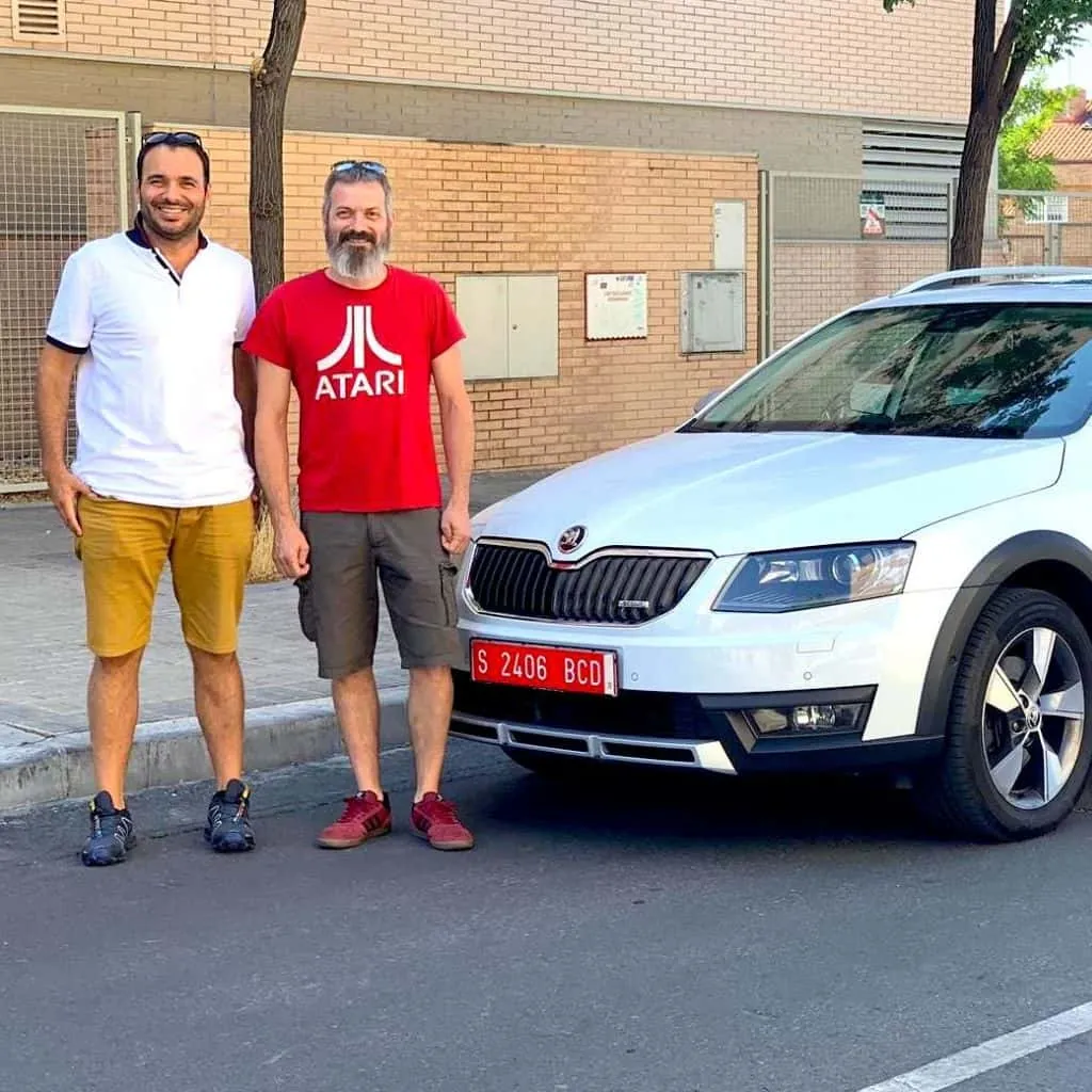 Cliente con su Skoda Octavia importado de Alemania