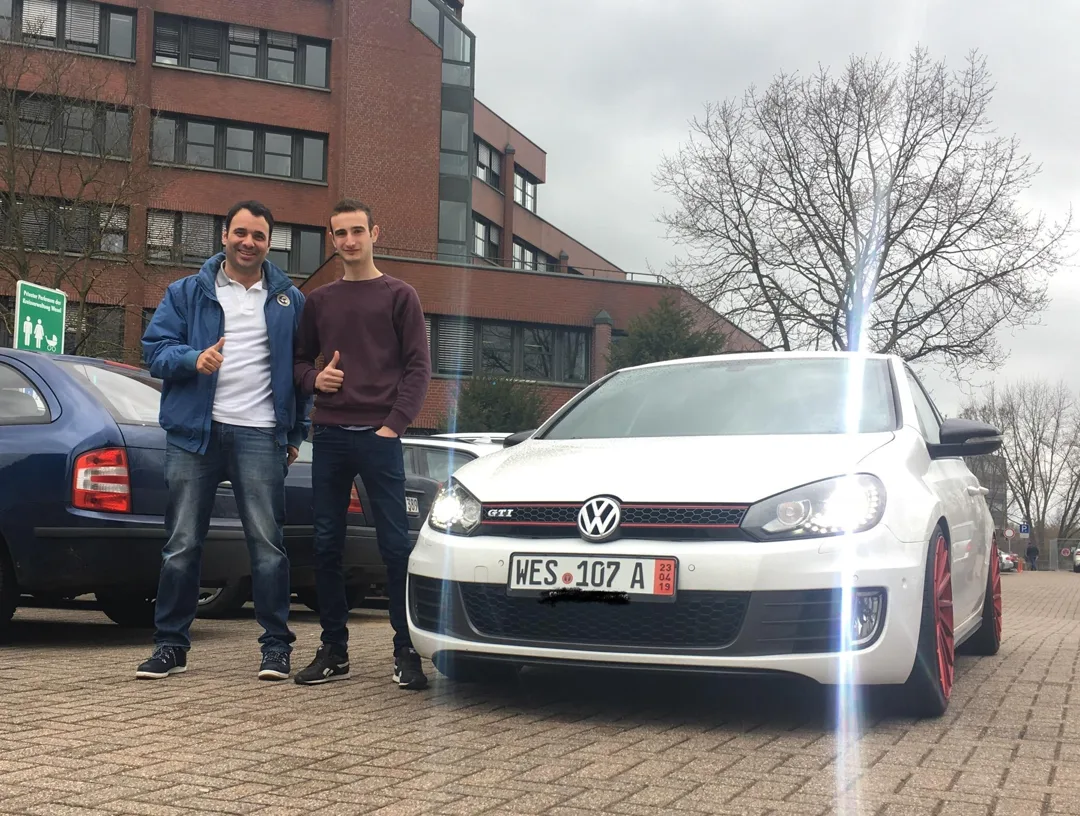 Cliente con su Volkswagen Golf GTI importado de Alemania