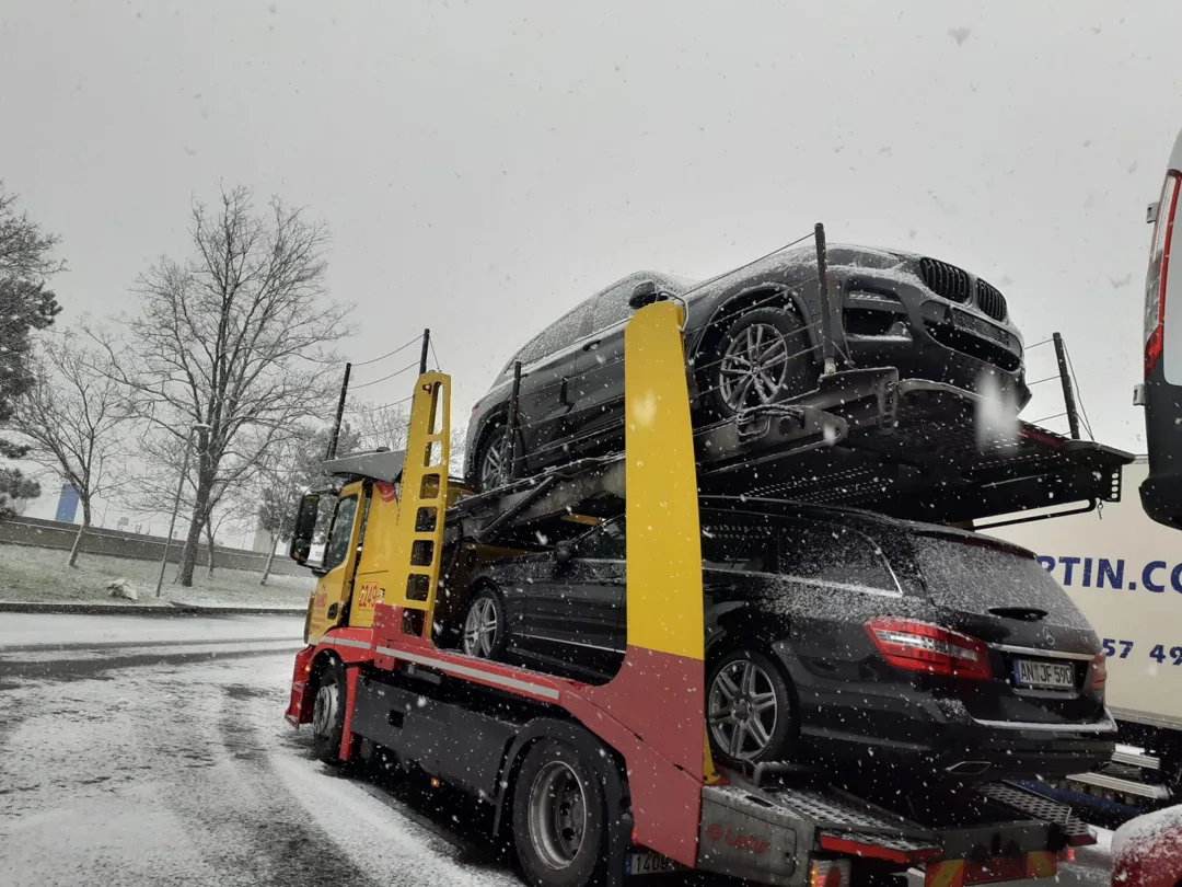 Camión portacoches con coches importados de Alemania