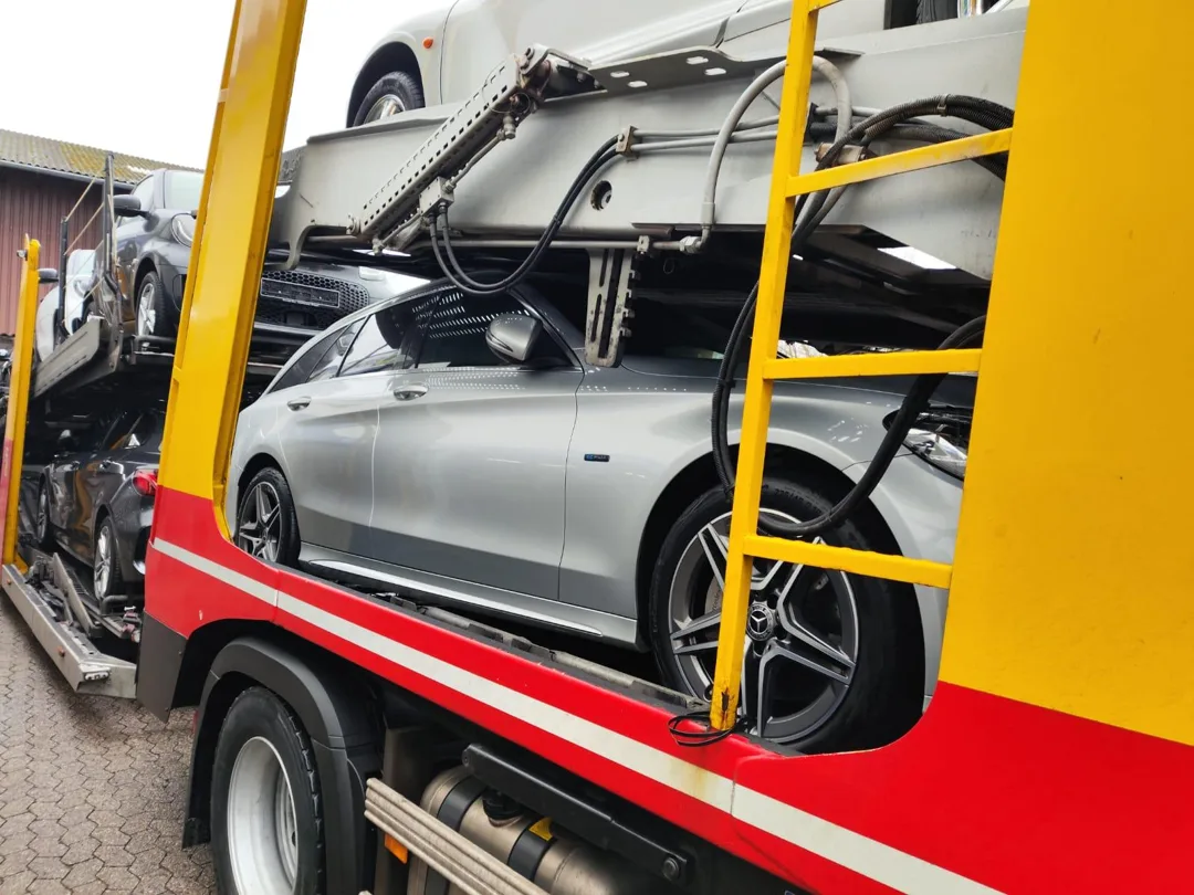 Mercedes Clase S cargado en el camión portacoches desde Alemania