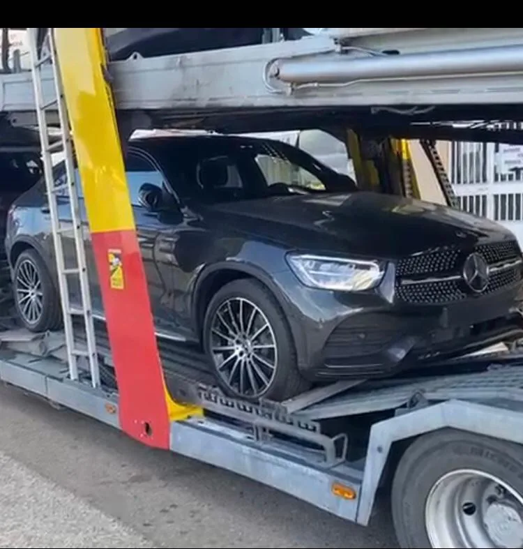 Mercedes GLC cargado en el camión portacoches desde Alemania
