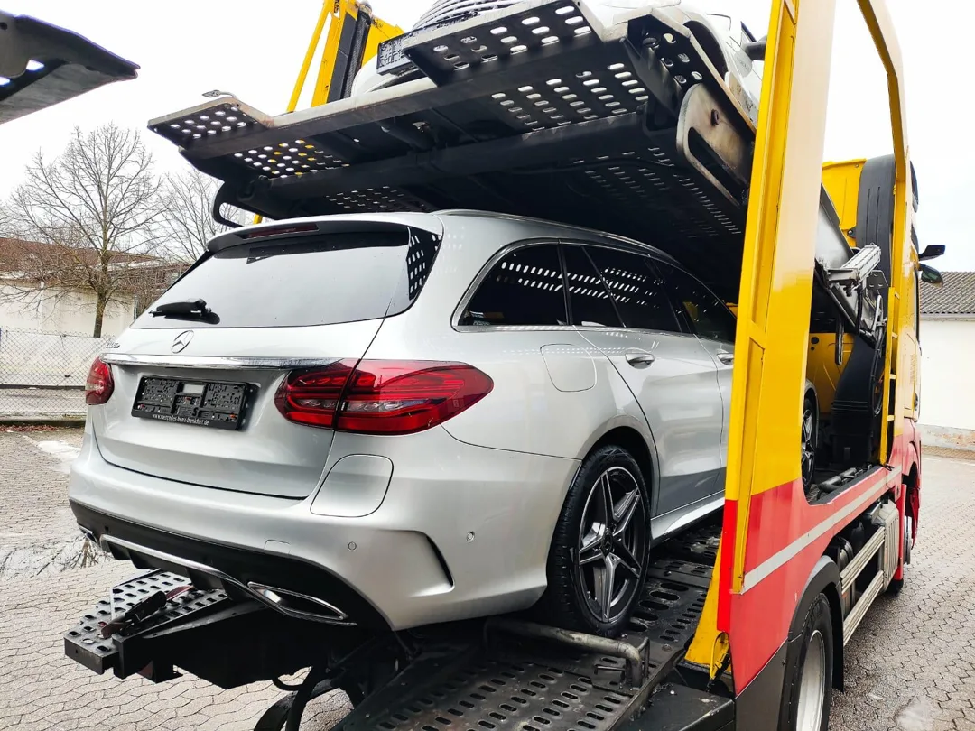 Camión portacoches transportando coches importados de Alemania a España